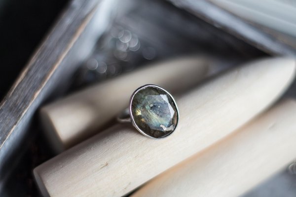 Bague pierre de lune véritable : élégance et authenticité garantis